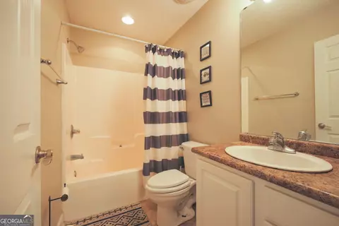 Bath - 4063 Meadow Cir, Blackshear, GA 31516 photo 2 of 2