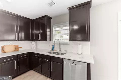 Kitchen - 502 Timberwind Dr, Byron, GA 31008 photo 3 of 7