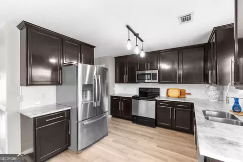 Kitchen - 502 Timberwind Dr, Byron, GA 31008 photo 7 of 7