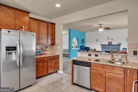 Kitchen - 200 Amelia Dr, Byron, GA 31008 photo 3 of 4