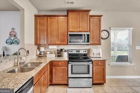 Kitchen - 200 Amelia Dr, Byron, GA 31008 photo 4 of 4