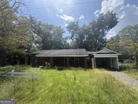 151 N 7th St, Cochran, GA 31014