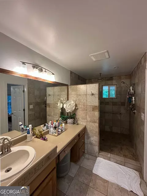 Bath - 1145 Jackson Lake Rd, Jackson, GA 30233 photo 2 of 5