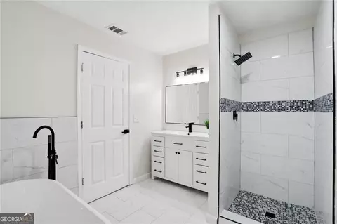 Bath - 6839 Silver Maple Dr, Rex, GA 30273 photo 3 of 3