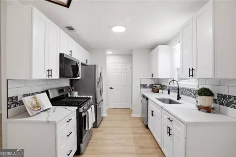 Kitchen - 6839 Silver Maple Dr, Rex, GA 30273 photo 5 of 6