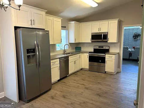 Kitchen - 203 Pineview Dr, Warner Robins, GA 31088 photo 2 of 3