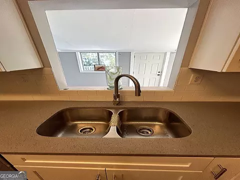 Kitchen - 203 Pineview Dr, Warner Robins, GA 31088 photo 3 of 3