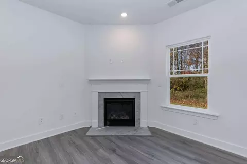 Living - 519 Creek Rd, Cornelia, GA 30531 photo 4 of 5