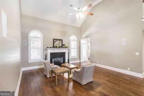 Living - 203 Avondale Cir, Warner Robins, GA 31088 photo 1 of 4