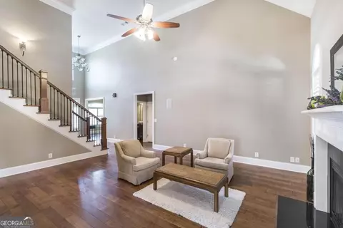 Living - 203 Avondale Cir, Warner Robins, GA 31088 photo 2 of 4
