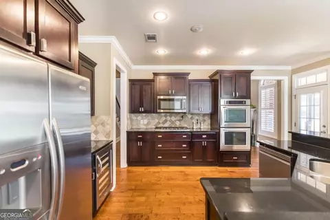 Kitchen - 203 Avondale Cir, Warner Robins, GA 31088 photo 4 of 6