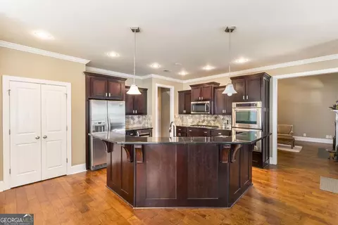 Kitchen - 203 Avondale Cir, Warner Robins, GA 31088 photo 5 of 6