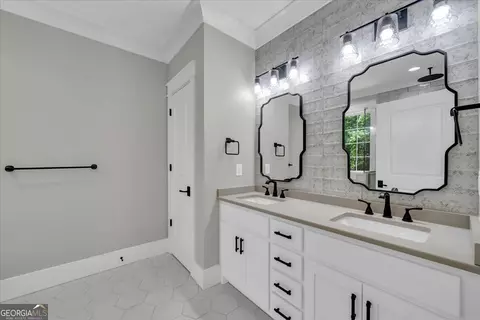 Bath - 203 Oberon Pl N, Macon, GA 31210 photo 1 of 10