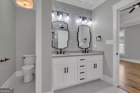 Bath - 203 Oberon Pl N, Macon, GA 31210 photo 4 of 10