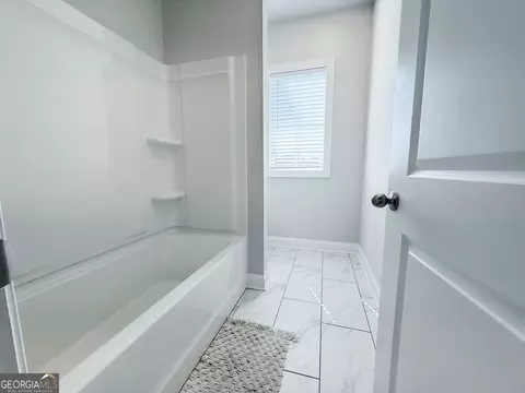 Bath - 868 Smith Mill Rd, Winder, GA 30680 photo 6 of 7
