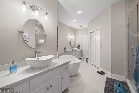Bath - 216 Ashford Cir, Lagrange, GA 30240 photo 1 of 8