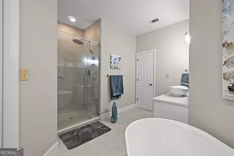 Bath - 216 Ashford Cir, Lagrange, GA 30240 photo 3 of 8