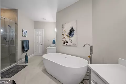 Bath - 216 Ashford Cir, Lagrange, GA 30240 photo 4 of 8