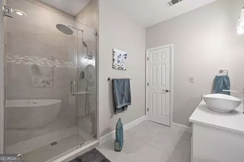 Bath - 216 Ashford Cir, Lagrange, GA 30240 photo 5 of 8