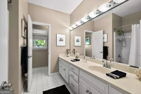 Bath - 216 Ashford Cir, Lagrange, GA 30240 photo 7 of 8