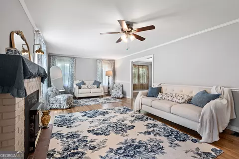 Living - 139 Myrtle St, Toccoa, GA 30577 photo 1 of 6