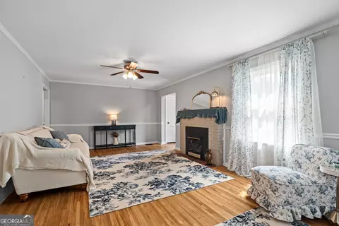 Living - 139 Myrtle St, Toccoa, GA 30577 photo 2 of 6