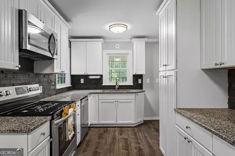 Kitchen - 139 Myrtle St, Toccoa, GA 30577 photo 2 of 6