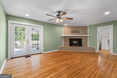 Living - 139 Myrtle St, Toccoa, GA 30577 photo 4 of 6