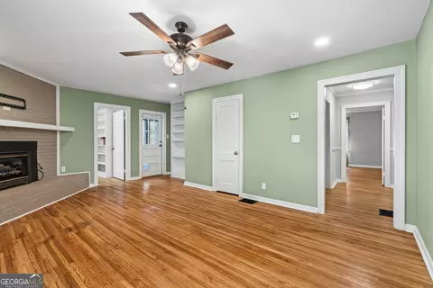 Living - 139 Myrtle St, Toccoa, GA 30577 photo 6 of 6