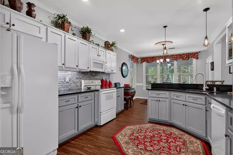 Kitchen - 101 Northshore Dr, Lagrange, GA 30240 photo 2 of 3