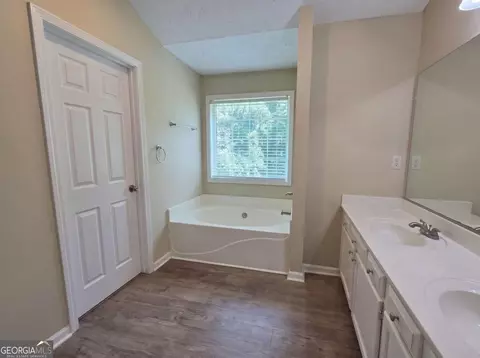 Bath - 2095 Oakpointe Ct, Buford, GA 30519 photo 2 of 9