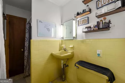 Bath - 25 Dubignon Dr, Toccoa, GA 30577 photo 3 of 4