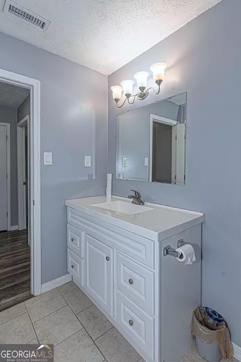 Bath - 1245 Mooty Bridge Rd, Lagrange, GA 30240 photo 1 of 4