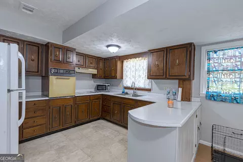 Kitchen - 1245 Mooty Bridge Rd, Lagrange, GA 30240 photo 2 of 4