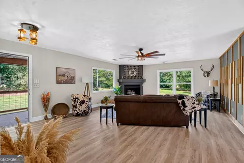 Living - 214 Floyd Rd, Pine Mountain, GA 31822 photo 2 of 4