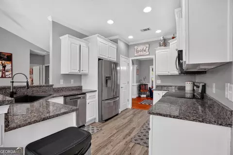 Kitchen - 171 Windsor Ct, Williamson, GA 30292 photo 1 of 2