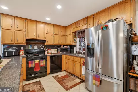Kitchen - 227 Shady Ln, Williamson, GA 30292 photo 2 of 5