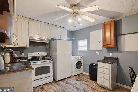 Kitchen - 227 Shady Ln, Williamson, GA 30292 photo 4 of 5