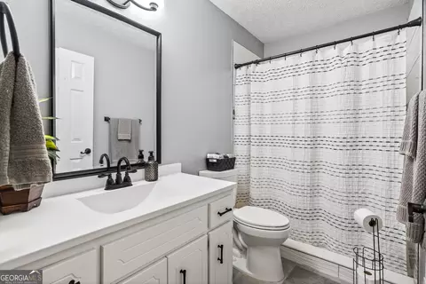 Bath - 227 Shady Ln, Williamson, GA 30292 photo 4 of 5