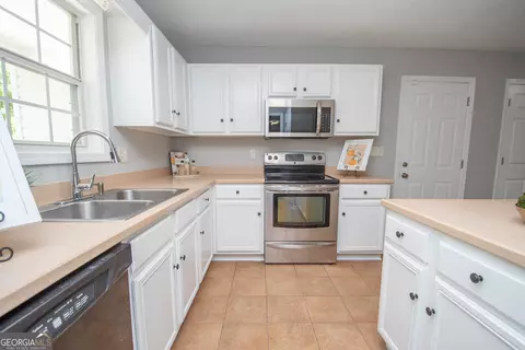 Kitchen - 145 Edgemont Dr, Lagrange, GA 30240 photo 4 of 4