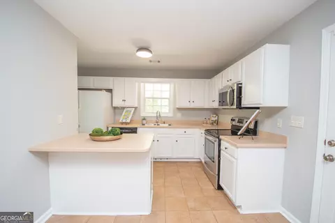 Kitchen - 145 Edgemont Dr, Lagrange, GA 30240 photo 2 of 4