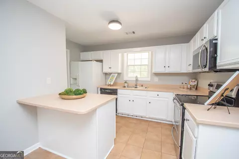 Kitchen - 145 Edgemont Dr, Lagrange, GA 30240 photo 1 of 4