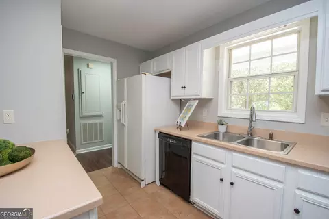 Kitchen - 145 Edgemont Dr, Lagrange, GA 30240 photo 3 of 4