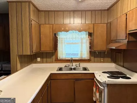 Kitchen - 1032 Central Rd, Thomson, GA 30824 photo 1 of 1