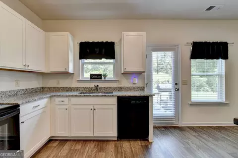 Kitchen - 20 Eagle Dr NW, Rome, GA 30165 photo 2 of 5