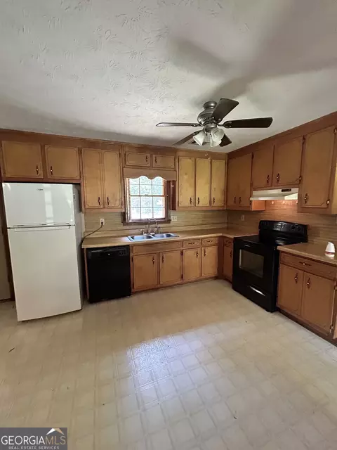 Kitchen - 70 E Dollar Cir, Covington, GA 30014 photo 2 of 2