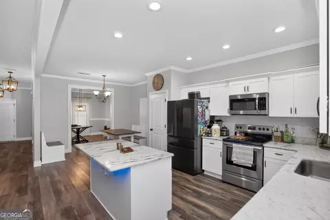 Kitchen - 207 Dixon Cir, Williamson, GA 30292 photo 2 of 2