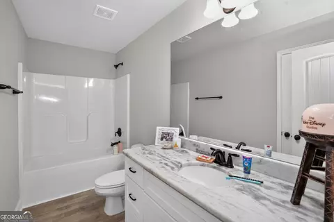 Bath - 207 Dixon Cir, Williamson, GA 30292 photo 2 of 4