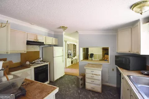 Kitchen - 269 N Dorsey Rd, Hampton, GA 30228 photo 2 of 2