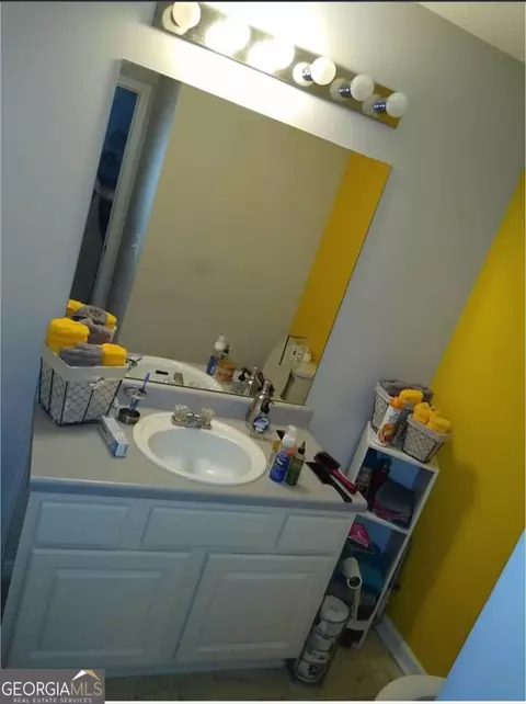Bath - 132 Royal Ct, Jackson, GA 30233 photo 1 of 2